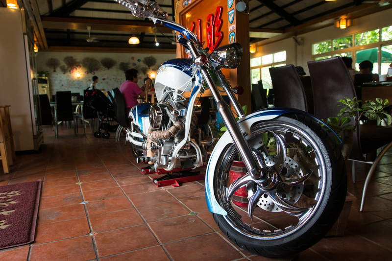 Illustration for article titled Watch This Chopper Start Up Inside A Restaurant In Taiwan And Understand Harleys Forever